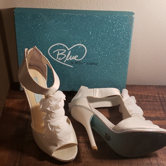 - Shoes - Picture 4 of 4